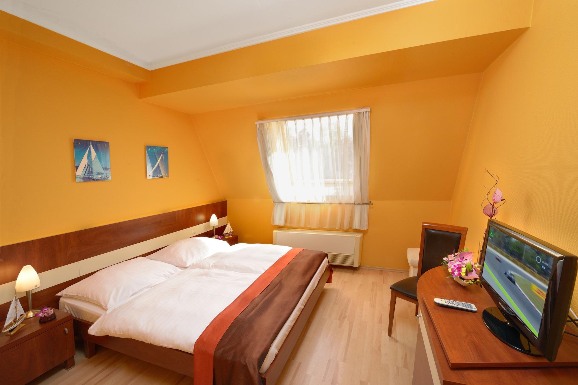 Holiday Beach Budapest Wellness Hotel With Sauna Park Exterior photo